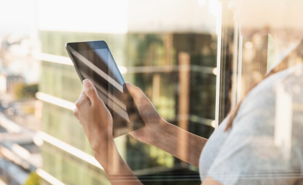 Las plataformas digitales, en teor&iacute;a un espacio para la conversaci&oacute;n directa, se han degradado hasta convertirse en teatros de la mentira y el enga&ntilde;o calculados. |Image licensed by &copy; Ingram Image