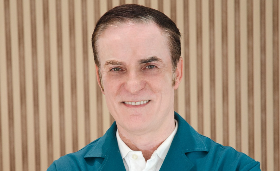 Usar mucho el móvil en Navidad puede tensar la mandíbula y provocar dolor, según un especialista