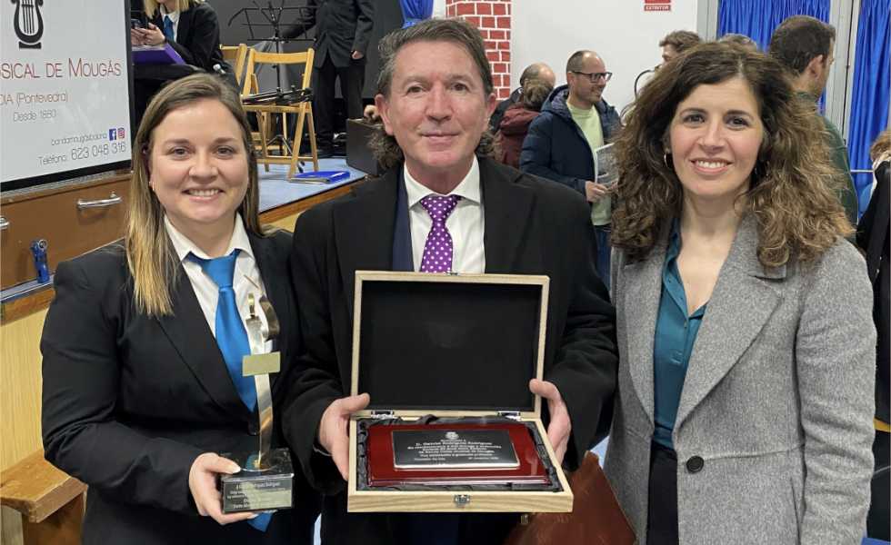 Una vida para la música: Gabriel Rodríguez recibe el adiós emocionado de Mougás tras 35 años dirigiendo su banda