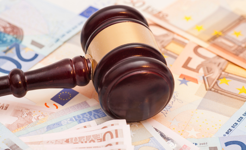 Un juzgado de Cambados anula cláusulas abusivas y ordena a un banco devolver más de 1.500 euros