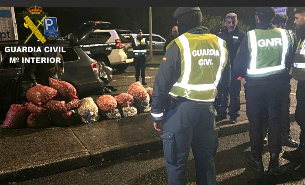 Intervienen 1.400 kilos de marisco y 375 litros de aguardiente en un control conjunto hispano-luso