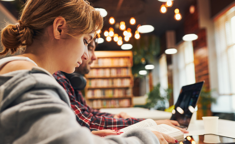 Los  j&oacute;venes de 11 a 17 a&ntilde;os y sus padres, sit&uacute;a al trabajo h&iacute;brido y flexible como el modelo est&aacute;ndar para dentro de 15 a&ntilde;os |Image by &copy; Xornal21.es | (i) Generada por I.A.