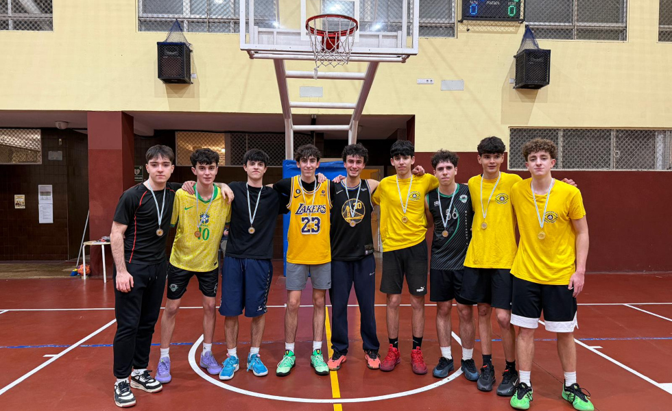 El baloncesto solidario llena las canchas de Salesianos Vigo con un objetivo: ayudar a familias necesitadas