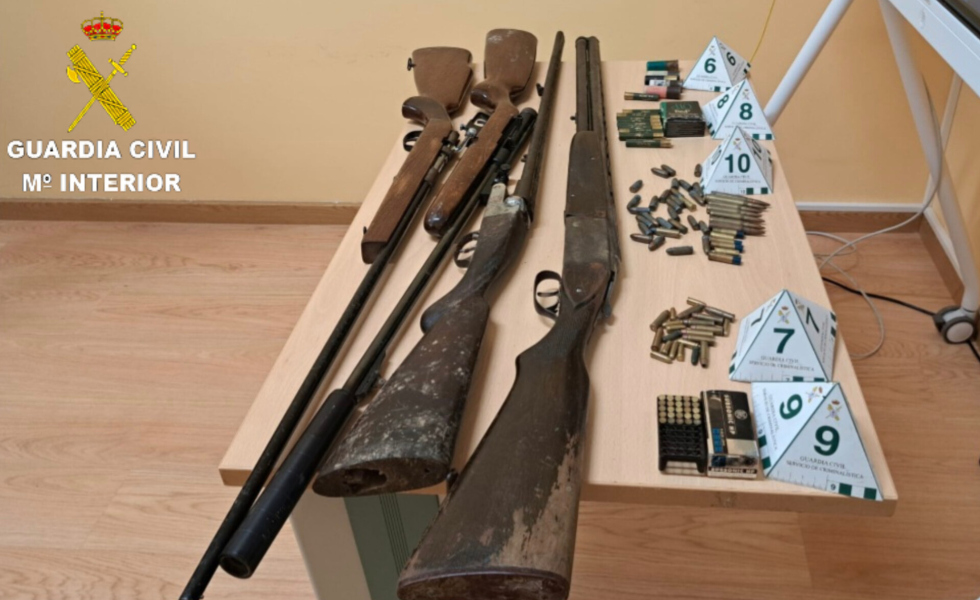 Hallan un arsenal casero en la vivienda del atracador de la gasolinera de Tui