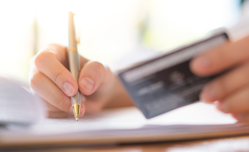 La mitad de los españoles firma contratos bancarios sin entender la letra pequeña