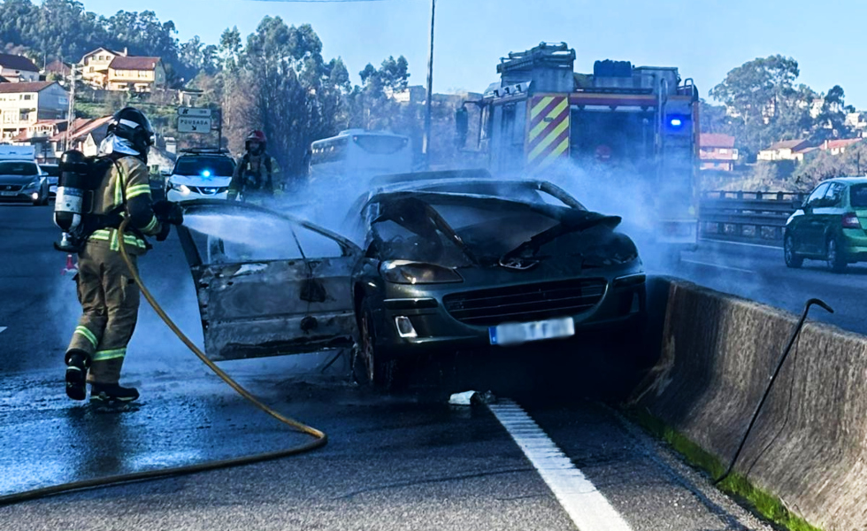 Un incendio calcina un vehículo en la autovía A-55 a su paso por Mos